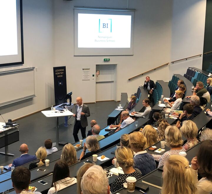 Hvilke verktøy kan hjelpe dagens ledere når de skal utarbeide nye strategier, spør Roy Elvegård (bildet) under Lederens Verktøykasse i august.